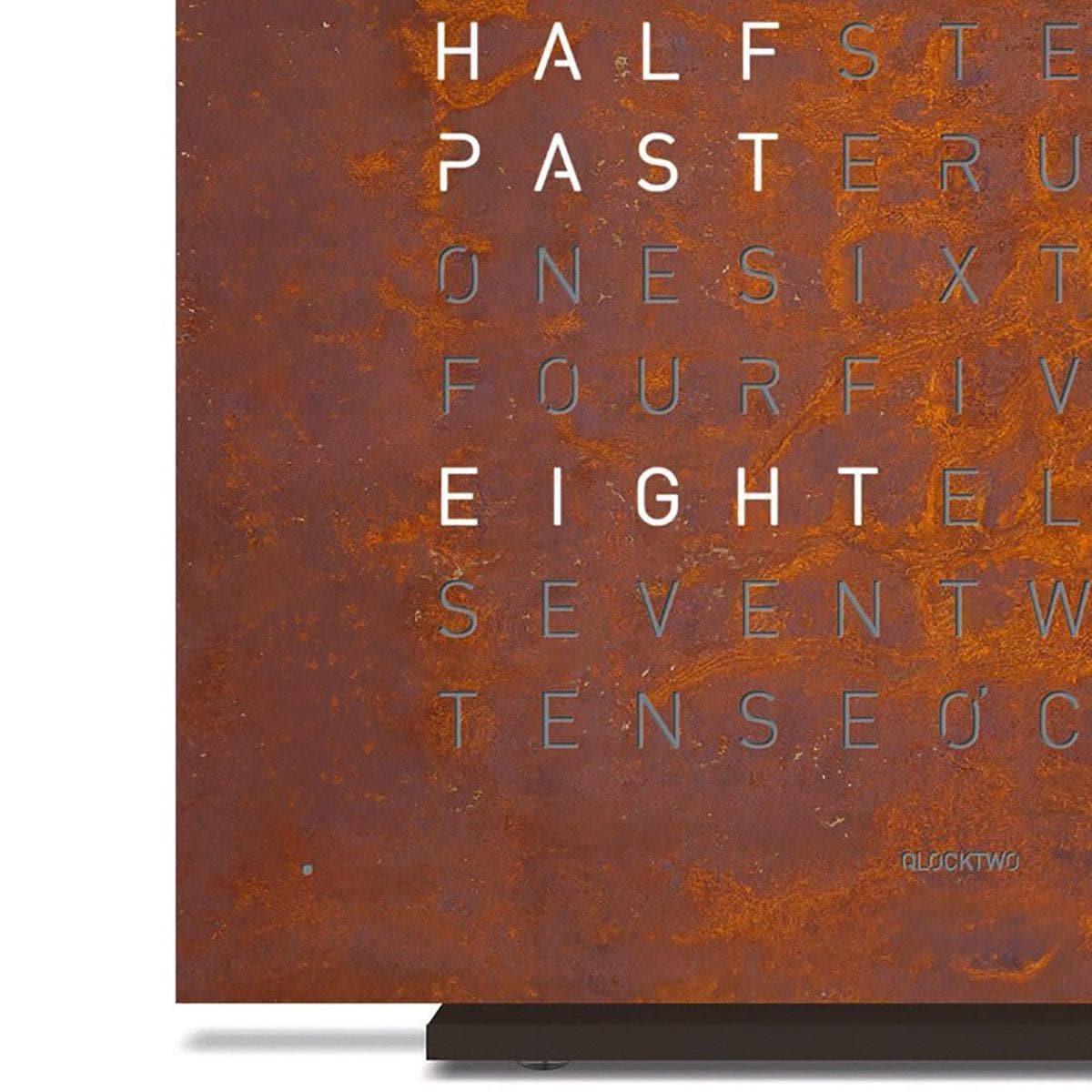 Detailansicht der QLOCKTWO EARTH 13.5 Rust – handveredeltes Rost-Finish mit einzigartiger Struktur, luxuriöse Design-Tischuhr in Nahaufnahme