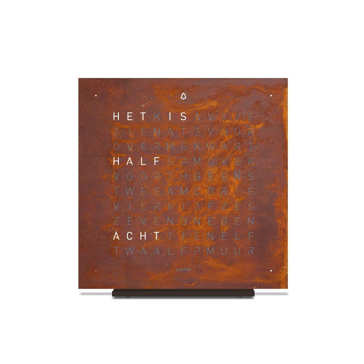 QLOCKTWO EARTH 13.5 Rust – vooraanzicht van de design tafelklok uit de Creator’s Edition met een roestkleurige, geoxideerde afwerking