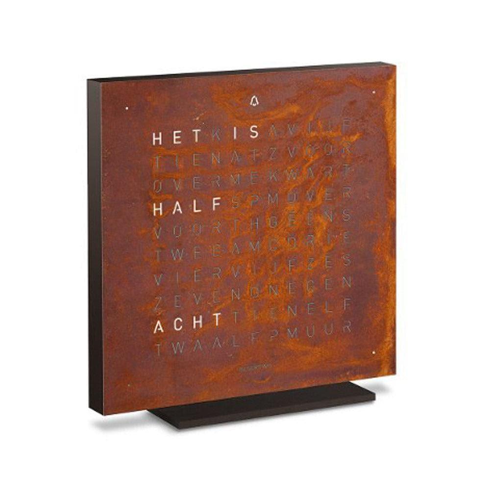 QLOCKTWO EARTH 13.5 Rust – zijaanzicht van de tafelklok in roestkleurig design met typografische tijdweergave