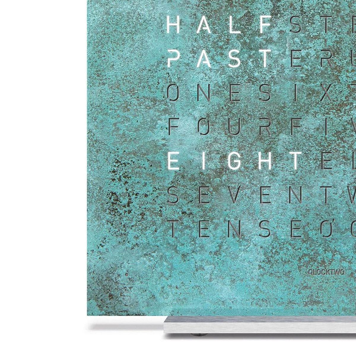 Detailansicht der QLOCKTWO EARTH 13.5 Vintage Copper – kunstvoll gealterte Kupferoberfläche mit individueller Patina, luxuriöse Design-Tischuhr in Nahaufnahme