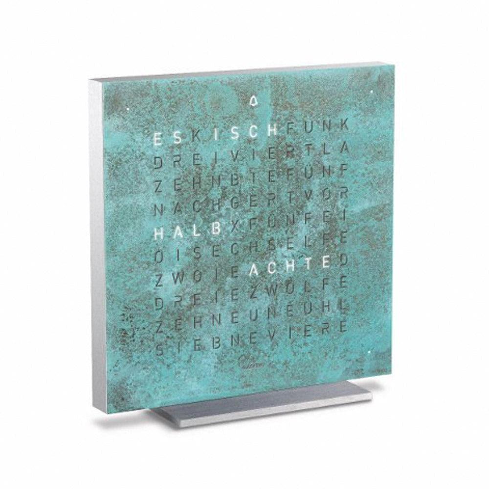 QLOCKTWO EARTH 13.5 Vintage Copper – Seitäblick uf d’Uhr mit verwitterter Kupferfront, Creator’s Edition