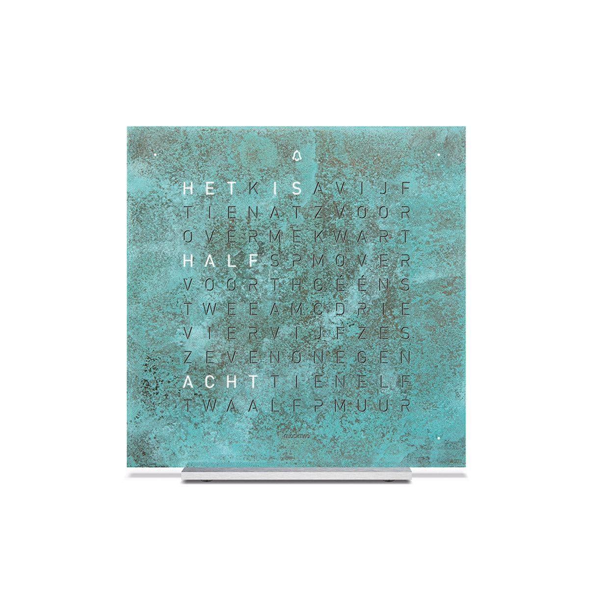 QLOCKTWO EARTH 13.5 Vintage Copper – vooraanzicht van de luxe tafelklok uit de Creator’s Edition met geoxideerde koperen afwerking en typografische tijdweergave