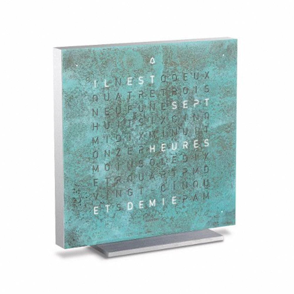 QLOCKTWO EARTH 13.5 Vintage Copper – vue latérale de l’horloge de table avec finition cuivre vieilli, typographique