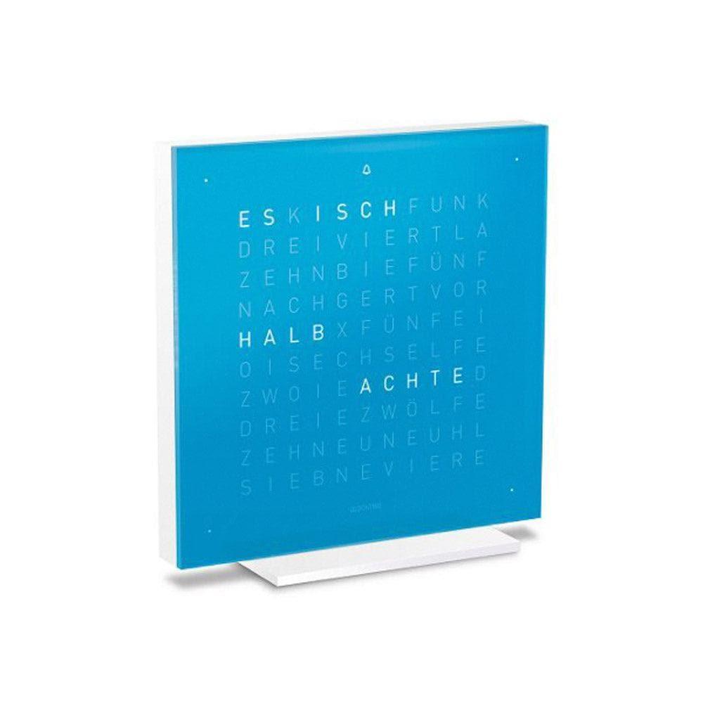 QLOCKTWO EARTH 13.5 Blue Candy – Seitäblick uf d’Design-Tischuhr i kräftigem Blau mit typografischer Ziitanzeig