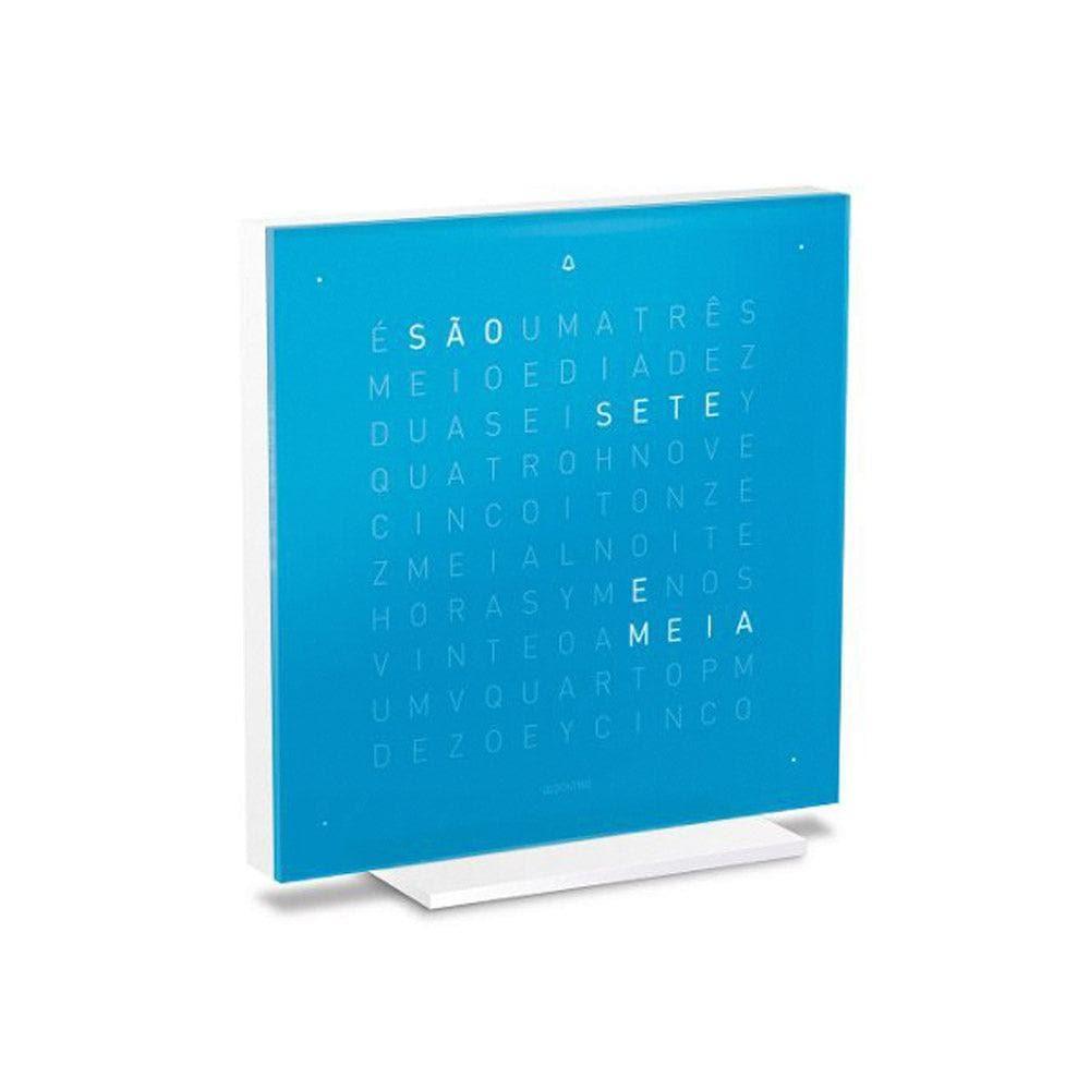 QLOCKTWO EARTH 13.5 Blue Candy – visão lateral do relógio de mesa azul vibrante com exibição tipográfica do tempo