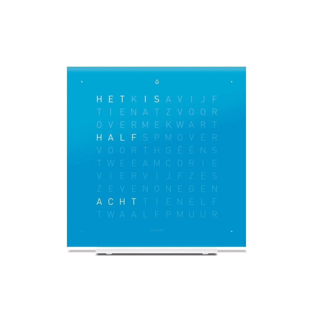 QLOCKTWO EARTH 13.5 Blue Candy – frontale aanzicht van de design tafelklok in felblauw met typografische tijdsaanduiding