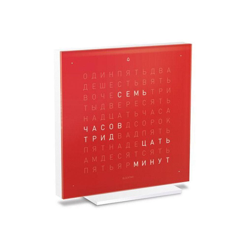 QLOCKTWO EARTH 13.5 Cherry Cake – боковой вид красных дизайнерских настольных часов с типографическим отображением времени