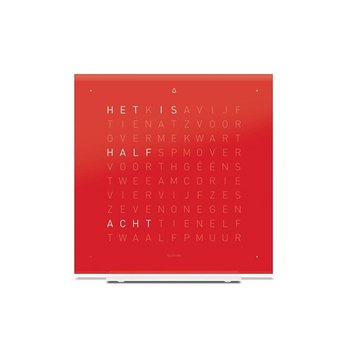 QLOCKTWO EARTH 13.5 Cherry Cake – frontale aanzicht van de design tafelklok in diep rood met typografische tijdsaanduiding