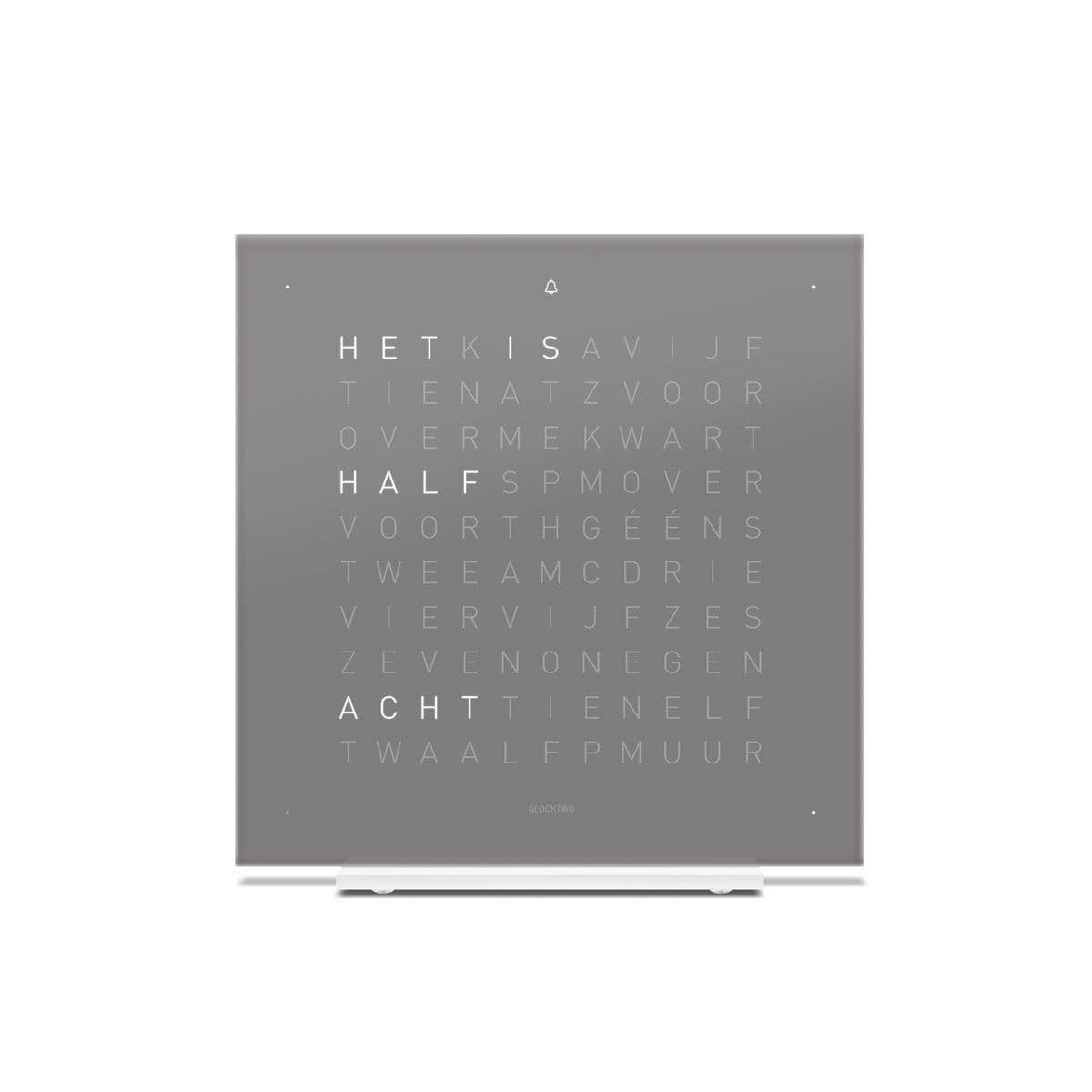 QLOCKTWO EARTH 13.5 Early Grey Tea – frontale aanzicht van de design tafelklok in warmgrijs met typografische tijdsaanduiding