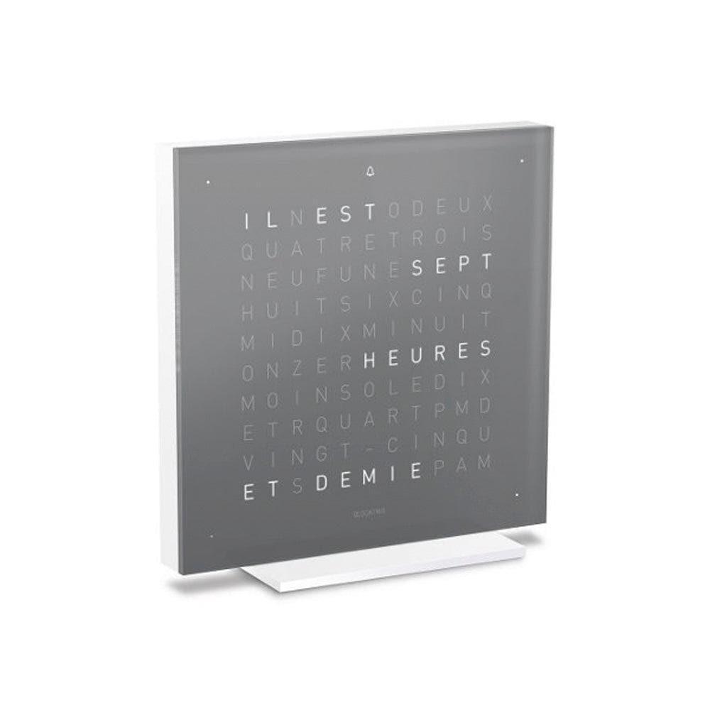 QLOCKTWO EARTH 13.5 Early Grey Tea – vue latérale d’une horloge de table design gris brun avec affichage typographique