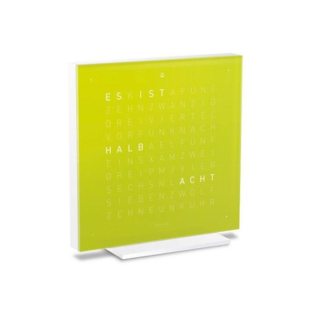 QLOCKTWO EARTH 13.5 Lime Juice – Seitenansicht der modernen Design-Tischuhr mit leuchtend grünem Gehäuse und typografischer Zeitanzeige