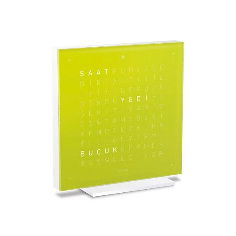 QLOCKTWO EARTH 13.5 Lime Juice – yeşil tasarımlı masa saati yan görünümü, tipografik zaman göstergesi ile