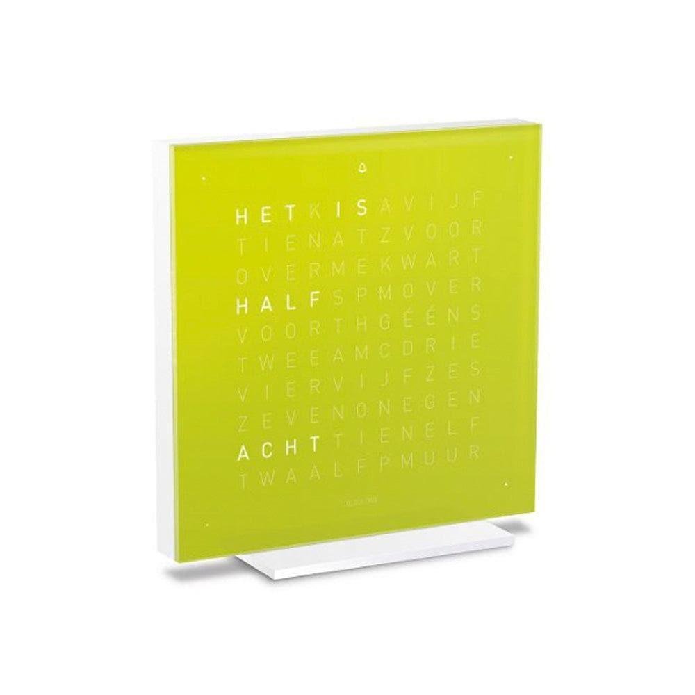 QLOCKTWO EARTH 13.5 Lime Juice – zijaanzicht van de moderne groene design tafelklok met typografische tijdsaanduiding