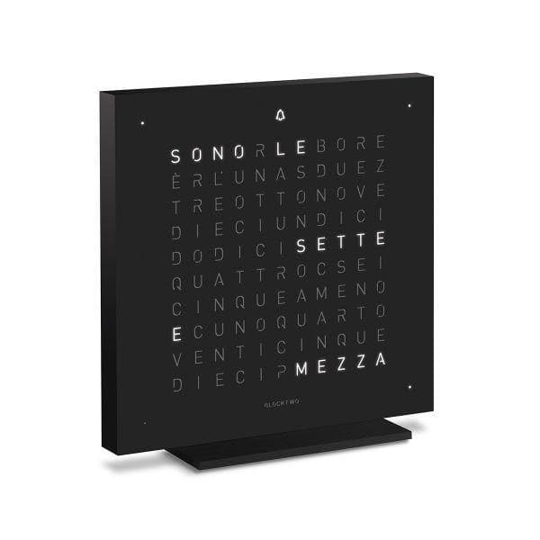 Orologio da tavolo QLOCKTWO EARTH 13.5 Deep Black – vista laterale del modello nero opaco della serie Steel