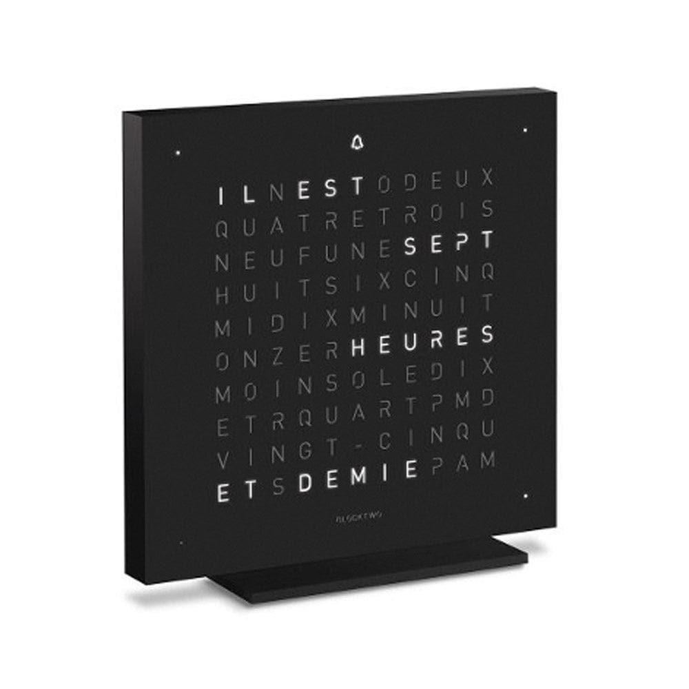 QLOCKTWO EARTH 13.5 Deep Black – vue latérale de l’horloge de table noire mate avec affichage typographique