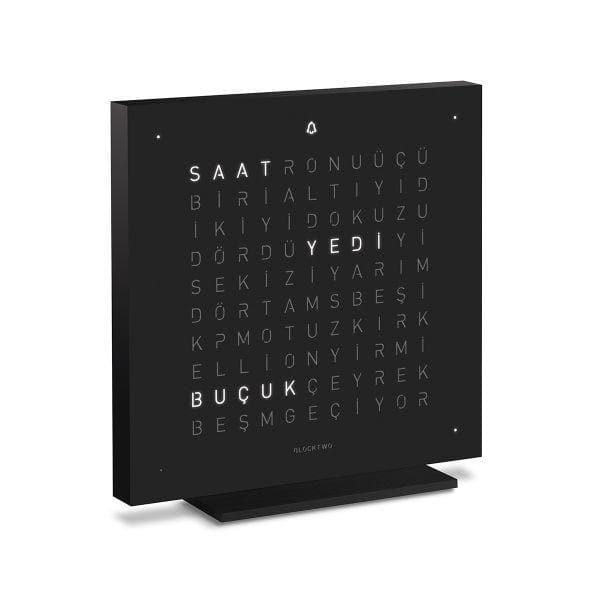 QLOCKTWO EARTH 13.5 Deep Black – siyah mat yüzeyli masa saati yan görünümü, Steel Series