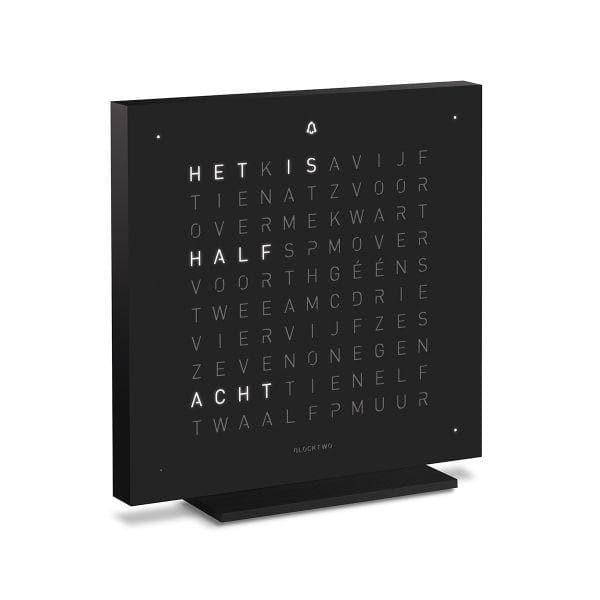 QLOCKTWO EARTH 13.5 Deep Black – zijaanzicht van de matzwarte design klok uit de Steel Series
