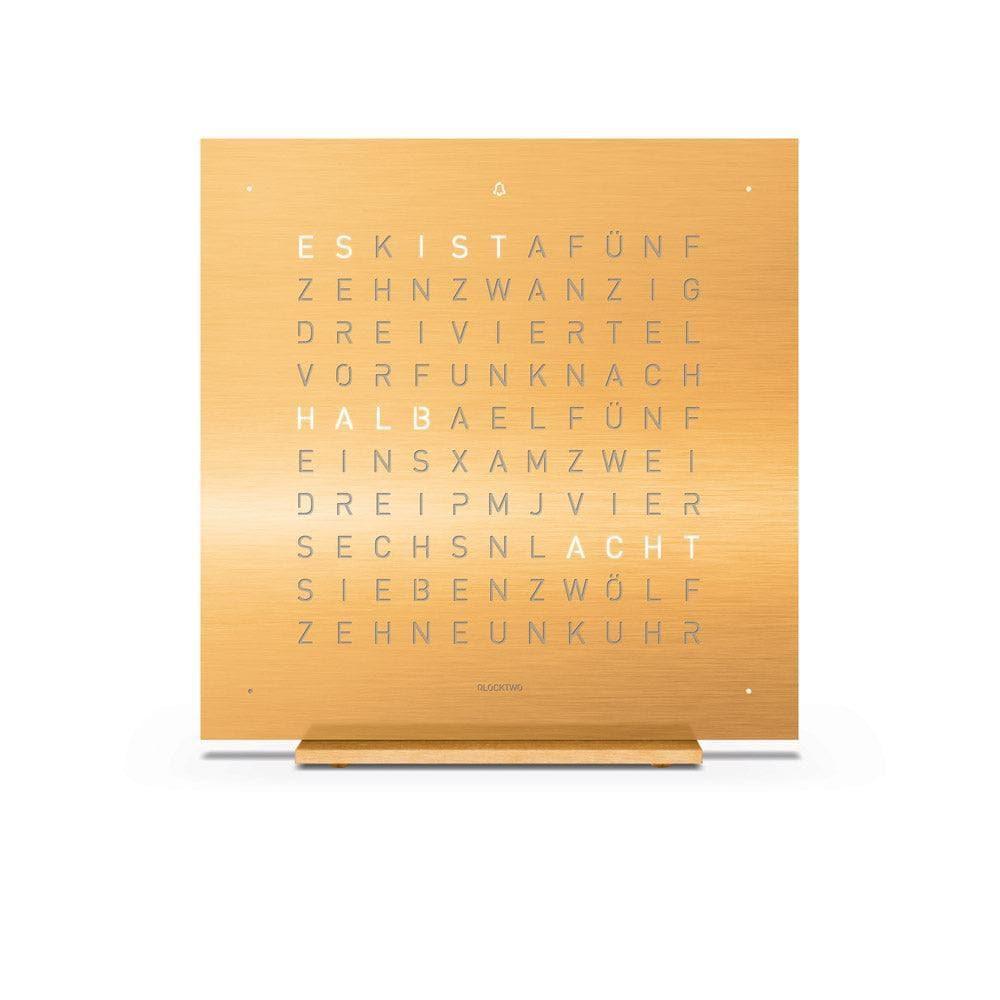 QLOCKTWO EARTH 13.5 Golden Legend – Frontansicht der luxuriösen Design-Tischuhr aus goldfarbenem Edelstahl mit typografischer Zeitanzeige