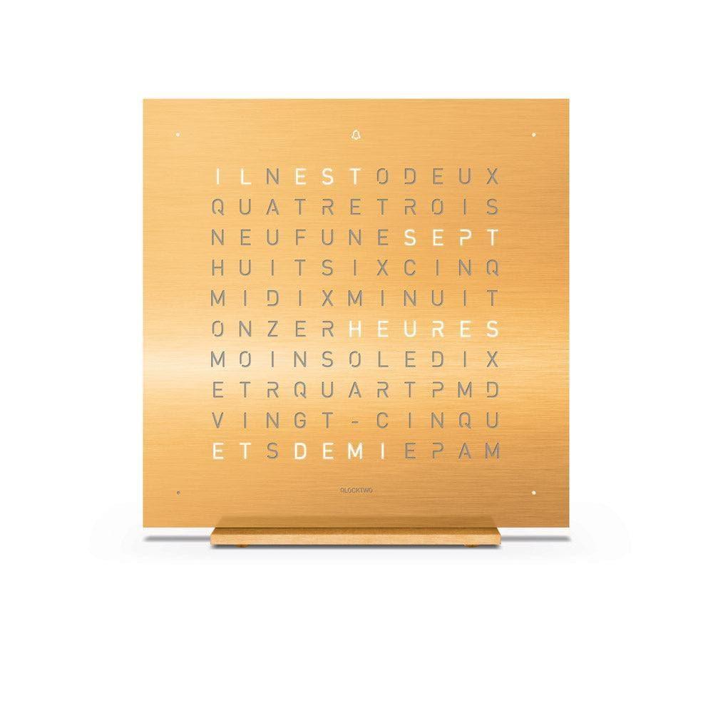 QLOCKTWO EARTH 13.5 Golden Legend – vue frontale de l’horloge de table luxueuse en acier doré avec affichage typographique