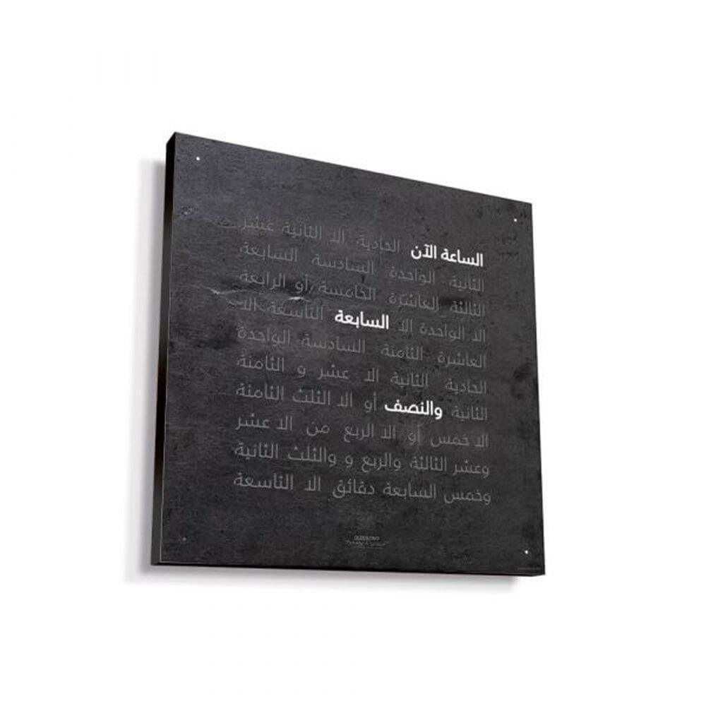 QLOCKTWO EARTH 45 bi-ihdaf aswad – sa‘a jidar fanniya bi-sakhra tab‘iya mutamayyiza li-interiyur mutafarrid