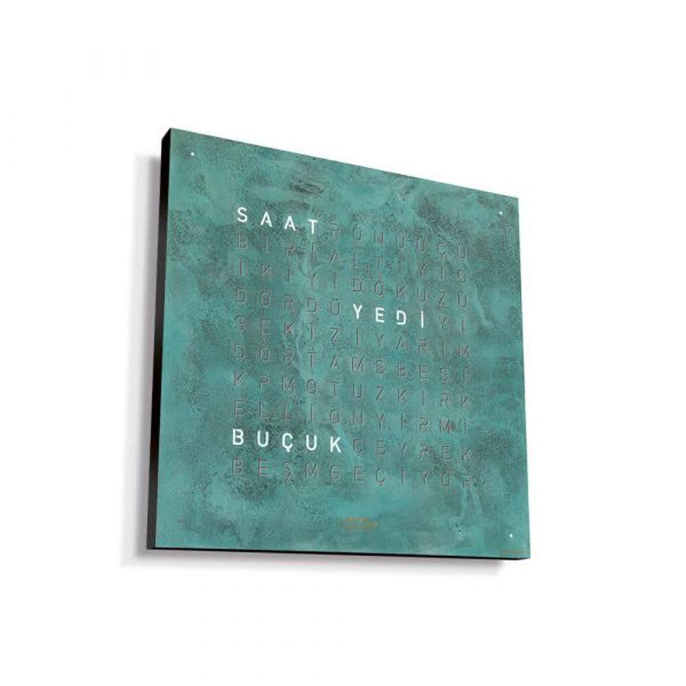 QLOCKTWO EARTH 45 siyah gövdeyle – eskitilmiş bakır kaplamalı tasarım saat, sofistike yaşam alanları için