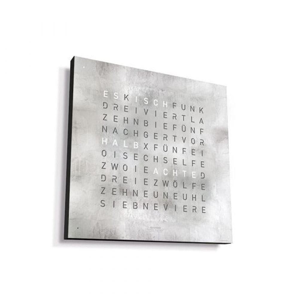 Seiteblick uf d’QLOCKTWO EARTH 45 Platinum – Designuhr mit platinfarbener Oberflächi für stilbewussti Räume