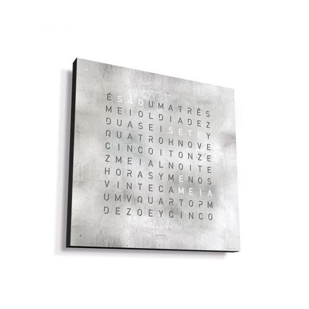 Vista lateral do QLOCKTWO EARTH 45 Platinum – relógio de parede de luxo com acabamento em platina e design sofisticado