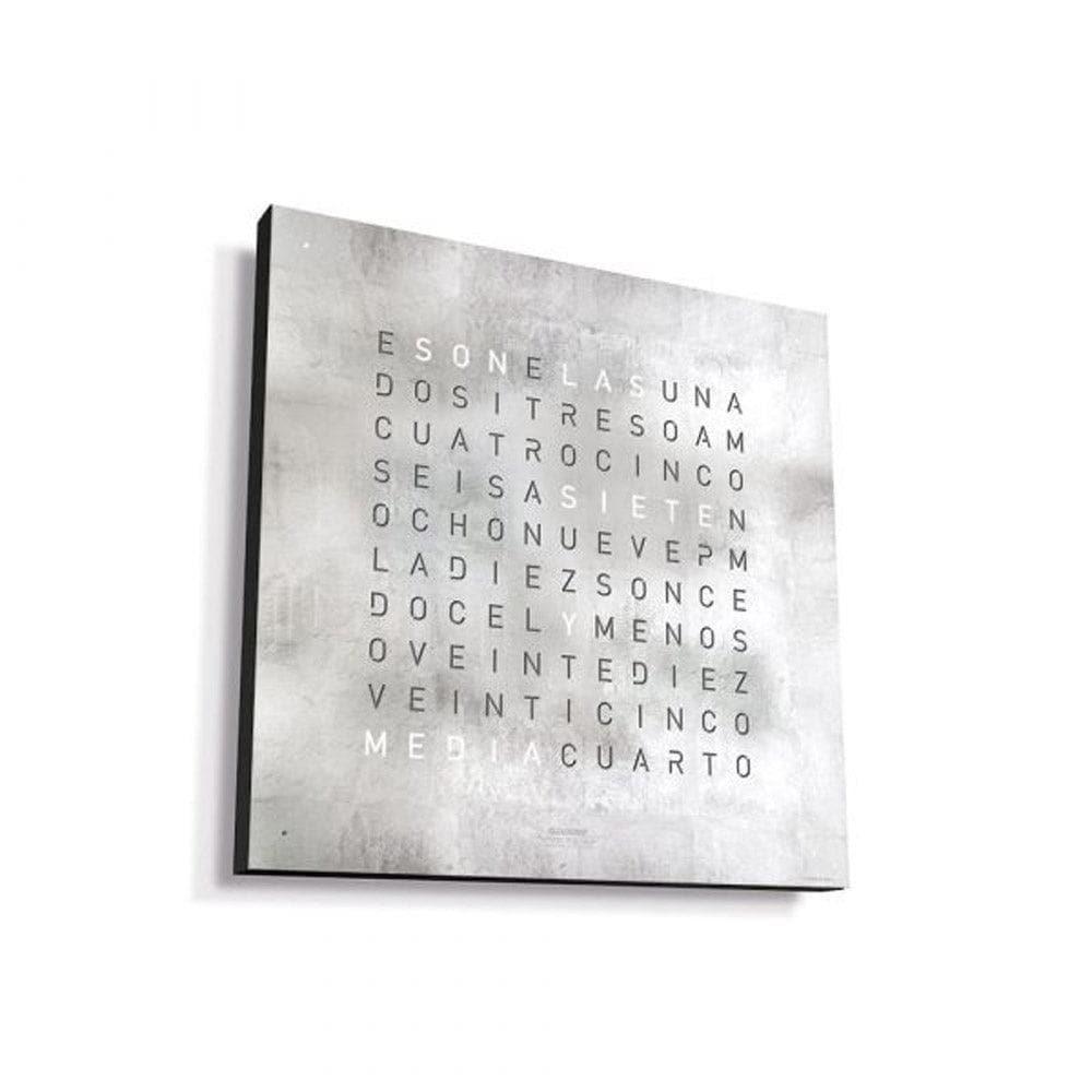 Vista lateral del QLOCKTWO EARTH 45 Creator’s Edition Platinum – reloj mural de lujo con acabado platino y presencia sofisticada