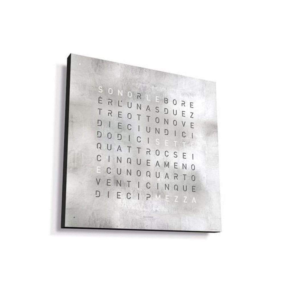 Vista laterale della QLOCKTWO EARTH 45 Platinum – orologio murale di lusso con finitura platino ed eleganza minimalista