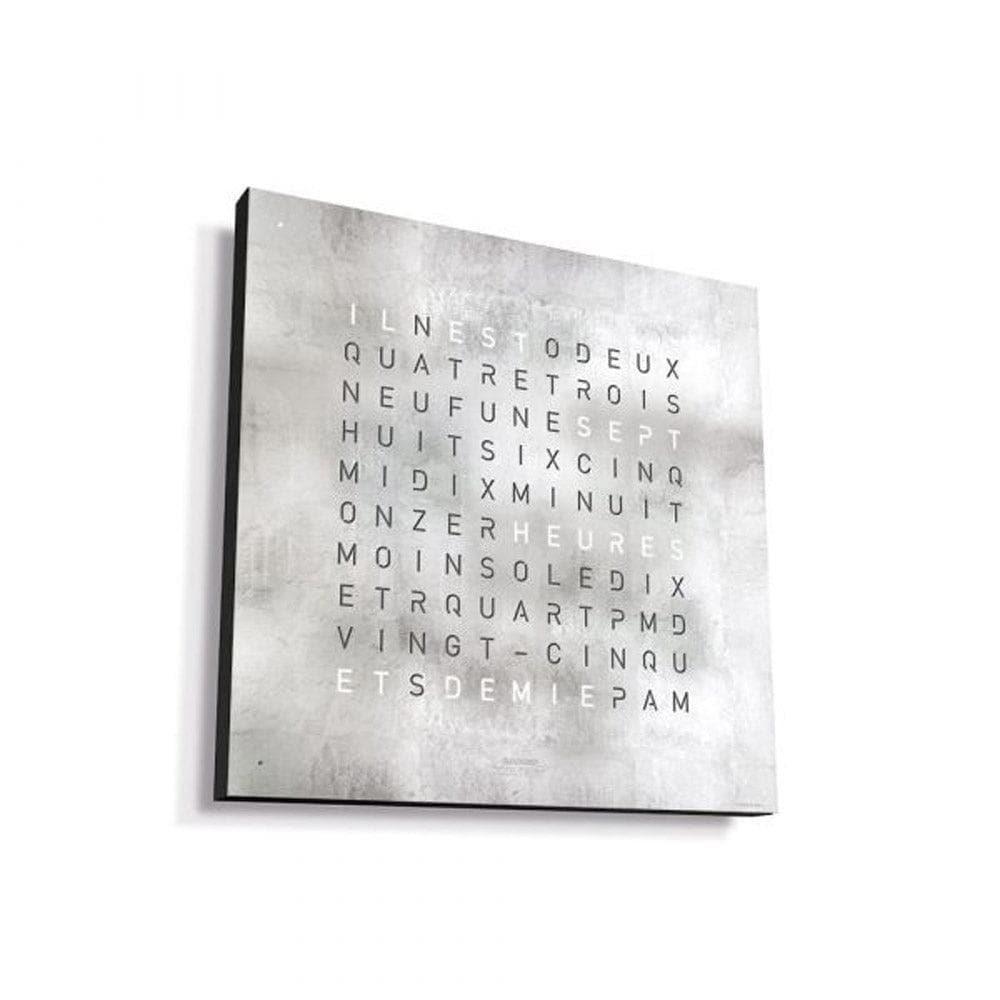 Vue latérale de la QLOCKTWO EARTH 45 Creator’s Edition Platinum – horloge murale de luxe au fini platine