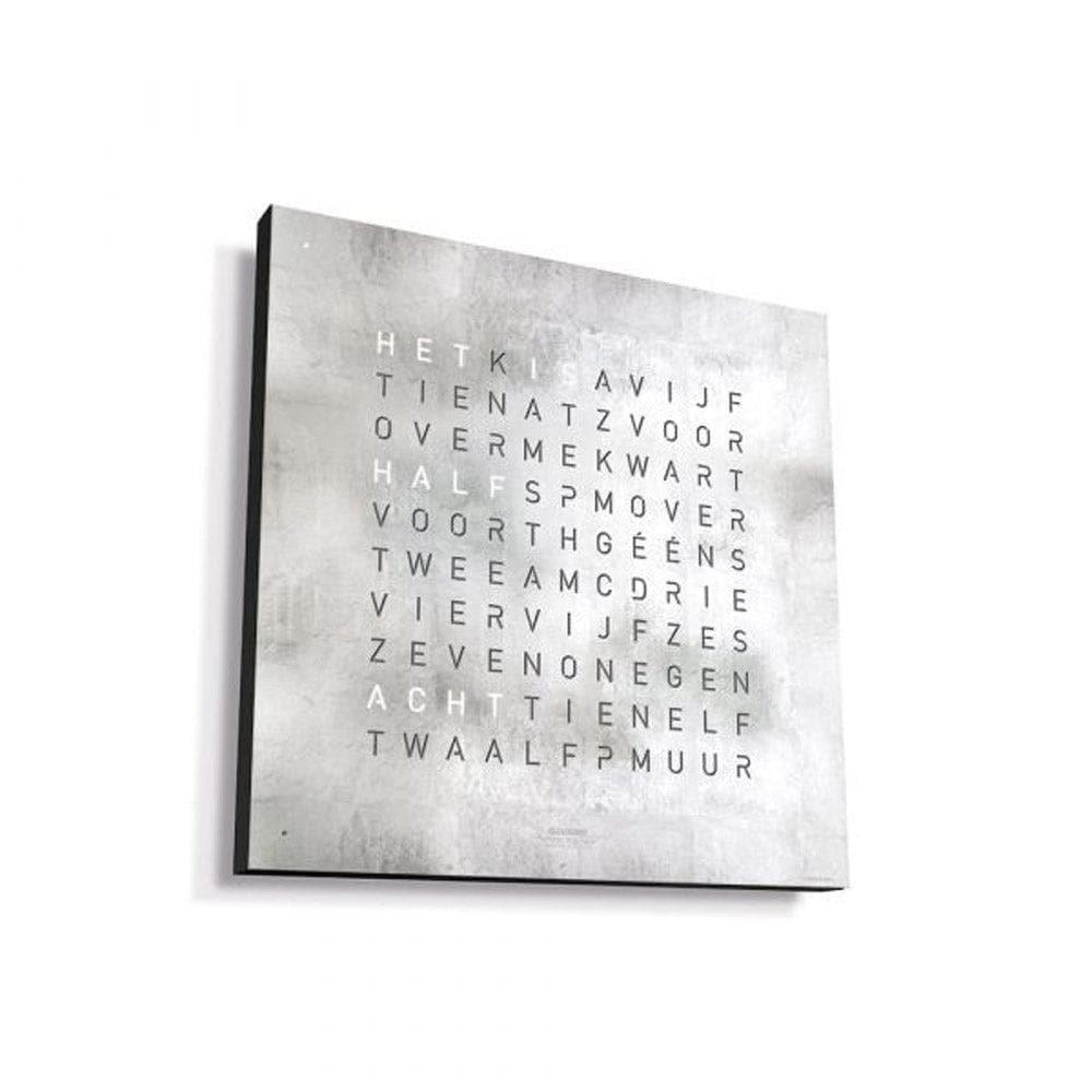 Zijaanzicht van de QLOCKTWO EARTH 45 Creator’s Edition Platinum – luxe wandklok met platinakleurige afwerking