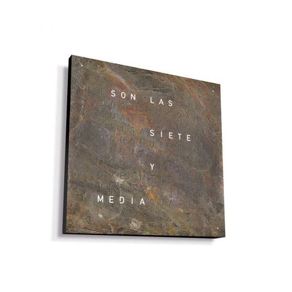 Vista lateral del QLOCKTWO Glintscape – estructura negra de aluminio y acabado artístico