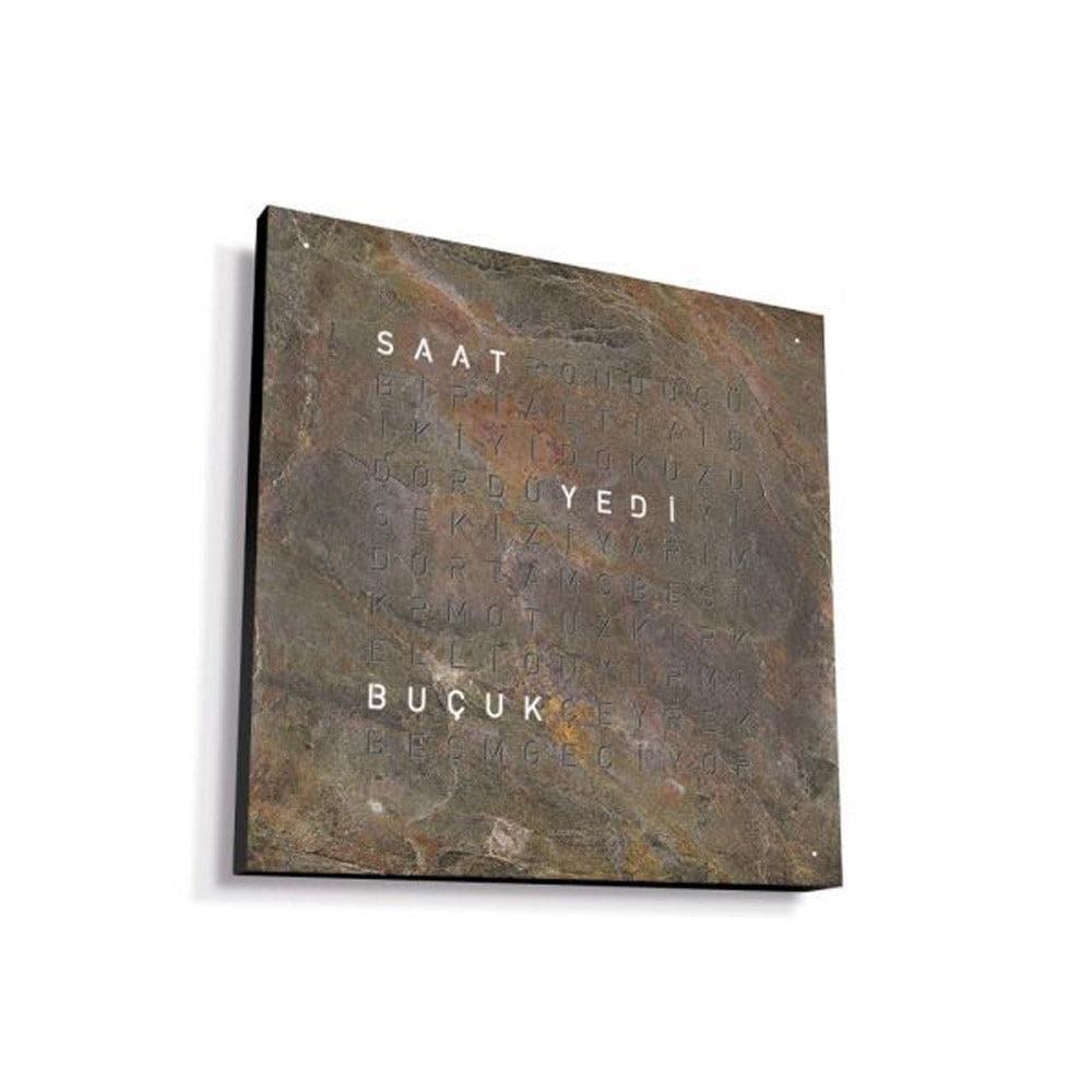 QLOCKTWO Glintscape’in yandan görünümü – siyah alüminyum kasa ve modern tasarım