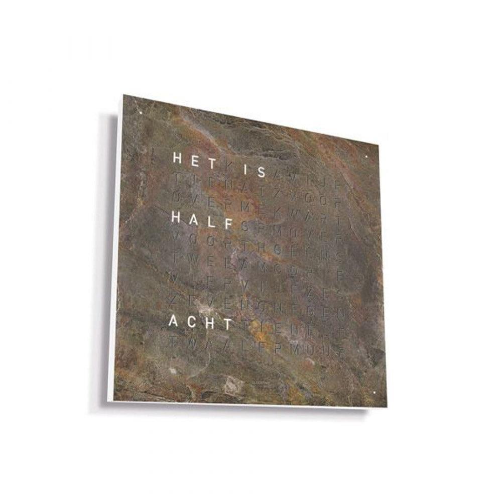 QLOCKTWO EARTH 45 Glintscape met witte kast – zijaanzicht van een moderne designklok met luxe uitstraling