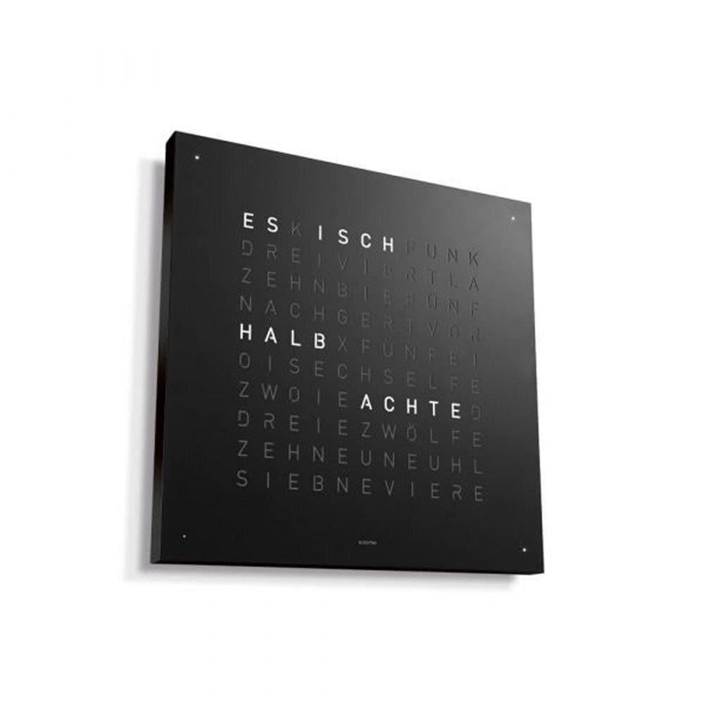 QLOCKTWO EARTH 45 Black Pepper – Seitäblick mit schwarzem Chorpus und schwarz-matter Stahlfront