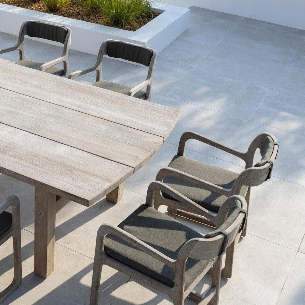 Armlehnstuhl SALLY von Gommaire am Esstisch auf der Terrasse – gemütliches Outdoor-Set mit bequemen Polstern für entspannte Essbereiche im Freien