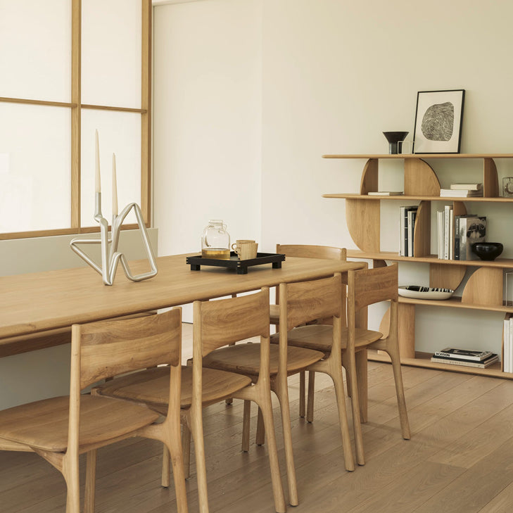 Ethnicraft PI Tisch und Stühle aus massiver Eiche mit organischen Linien in modernem Wohnraum