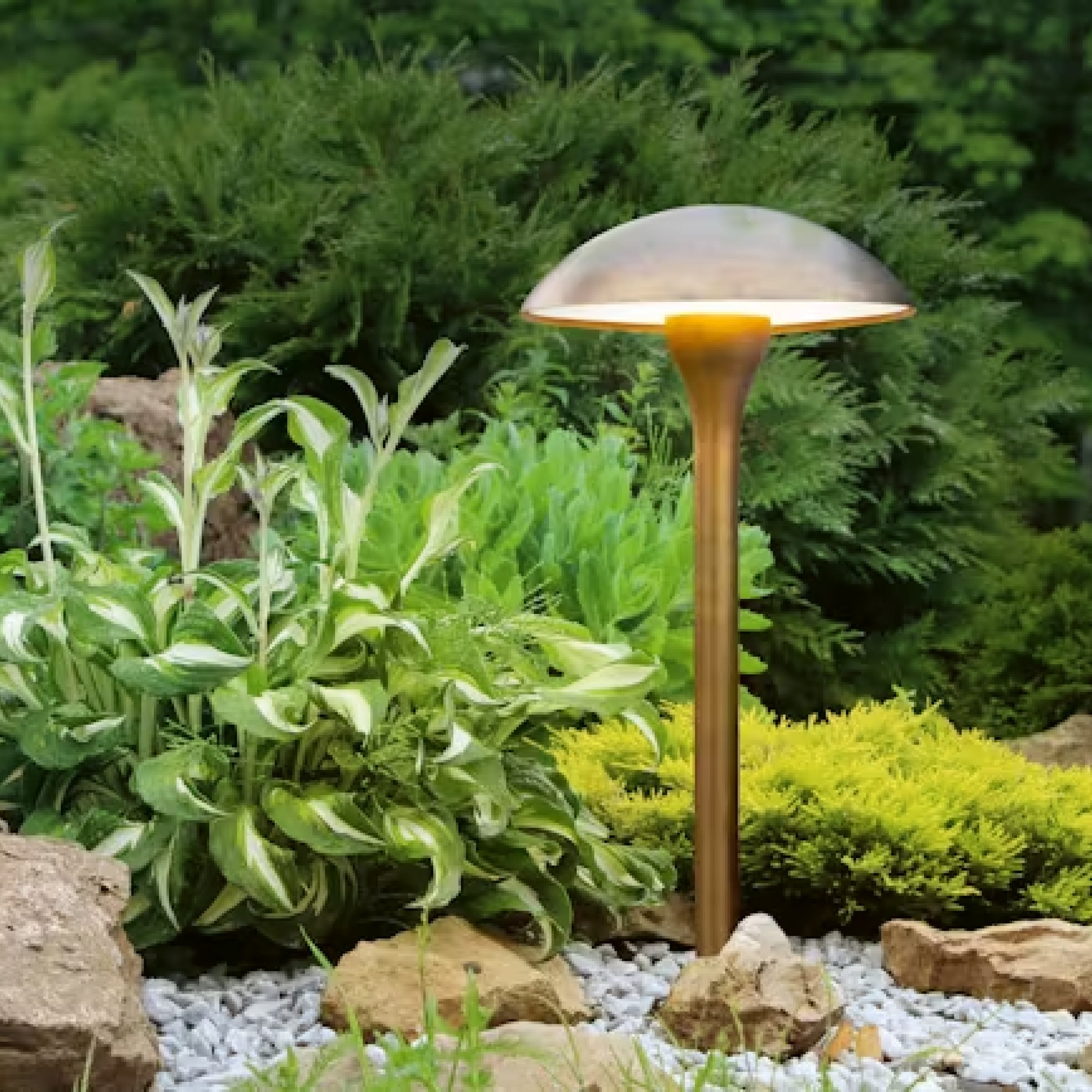 Design-Gartenlampe aus Metall mit Pilzform – stilvolle Outdoorbeleuchtung im Beet mit warmweißem Licht