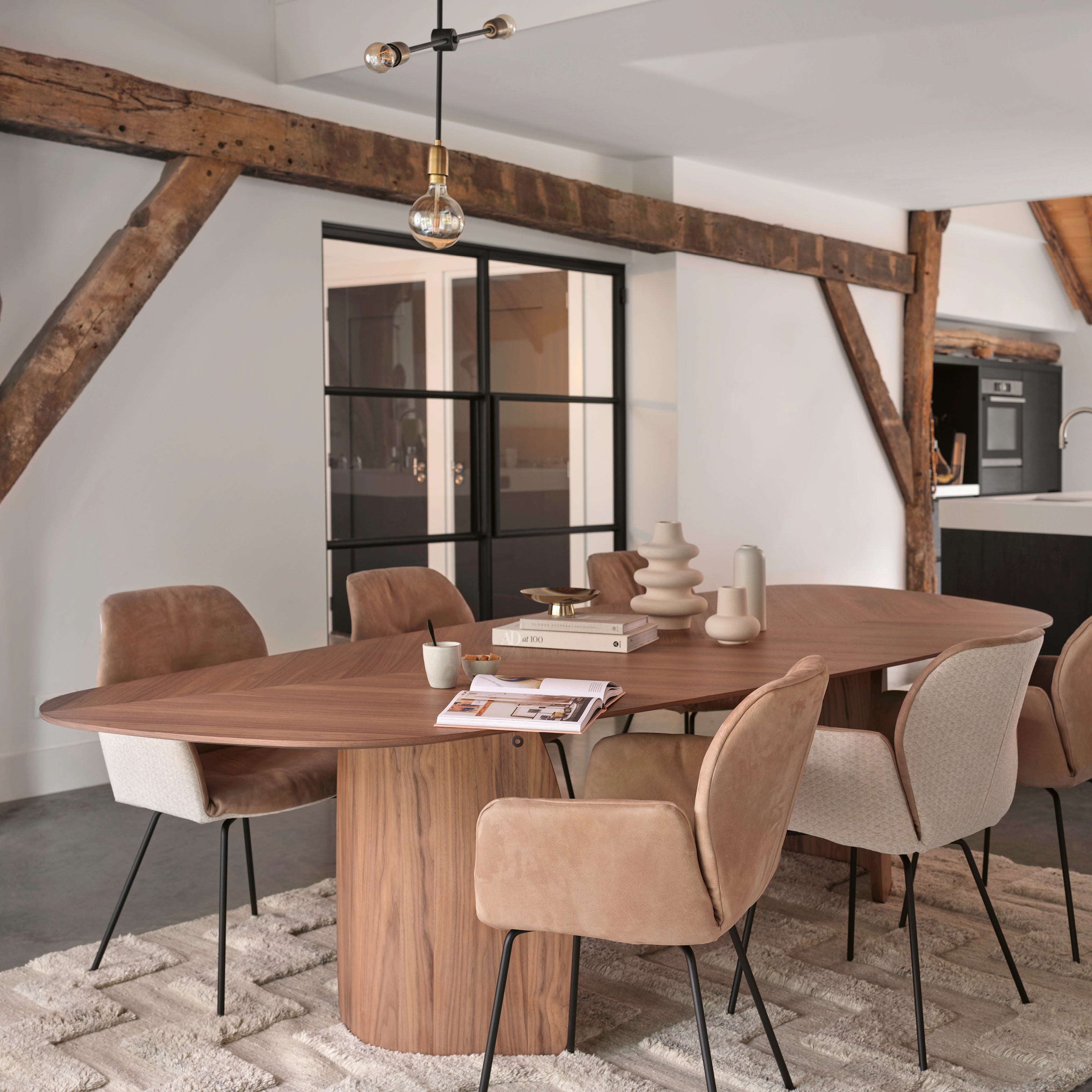 Ein handgefertigter Mobitec Esstisch mit organischer Form aus hellem Holz in einem modernen Wohnraum.