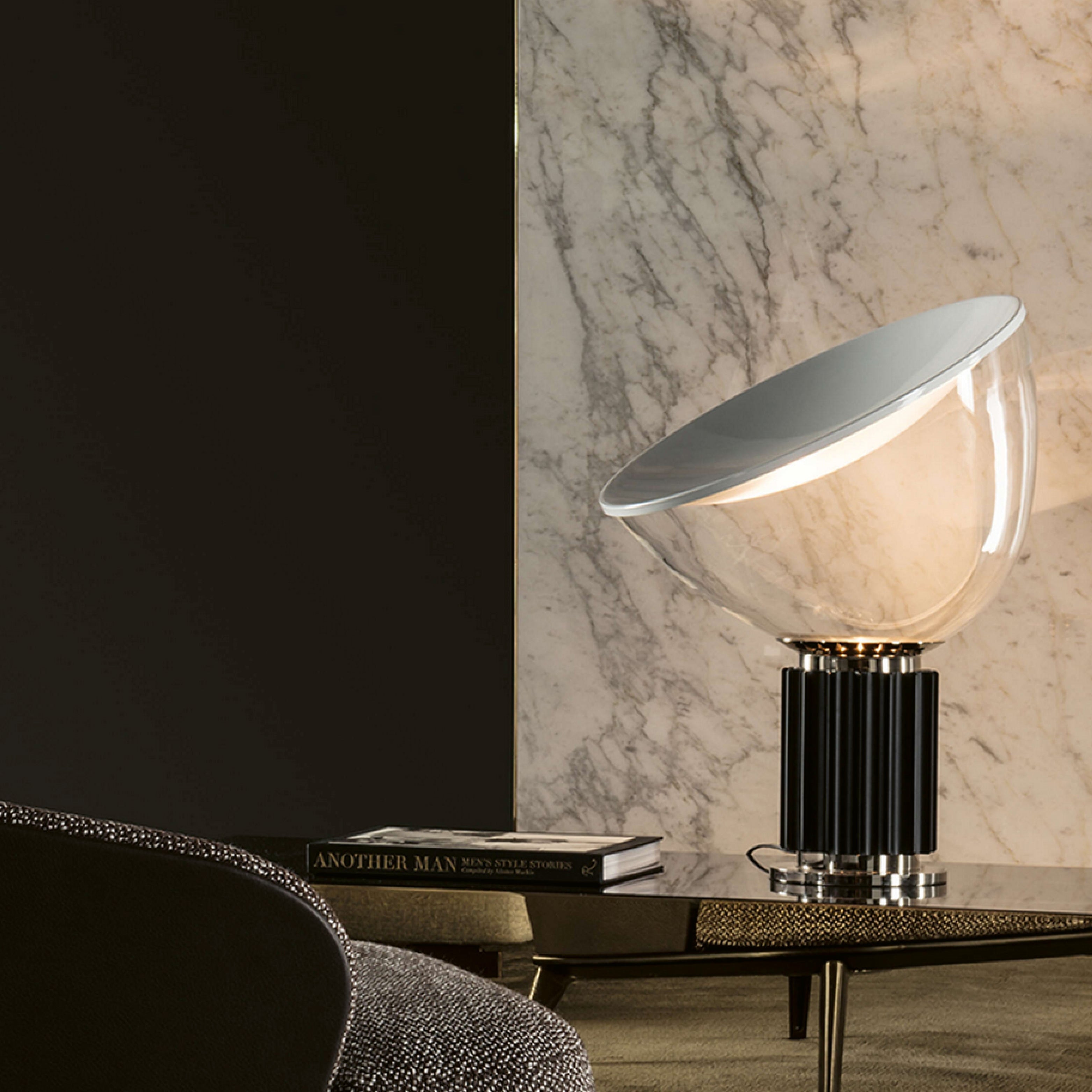 Wohnzimmerlampe Design mit skulpturaler Tischleuchte von Flos, warmem Ambientelicht