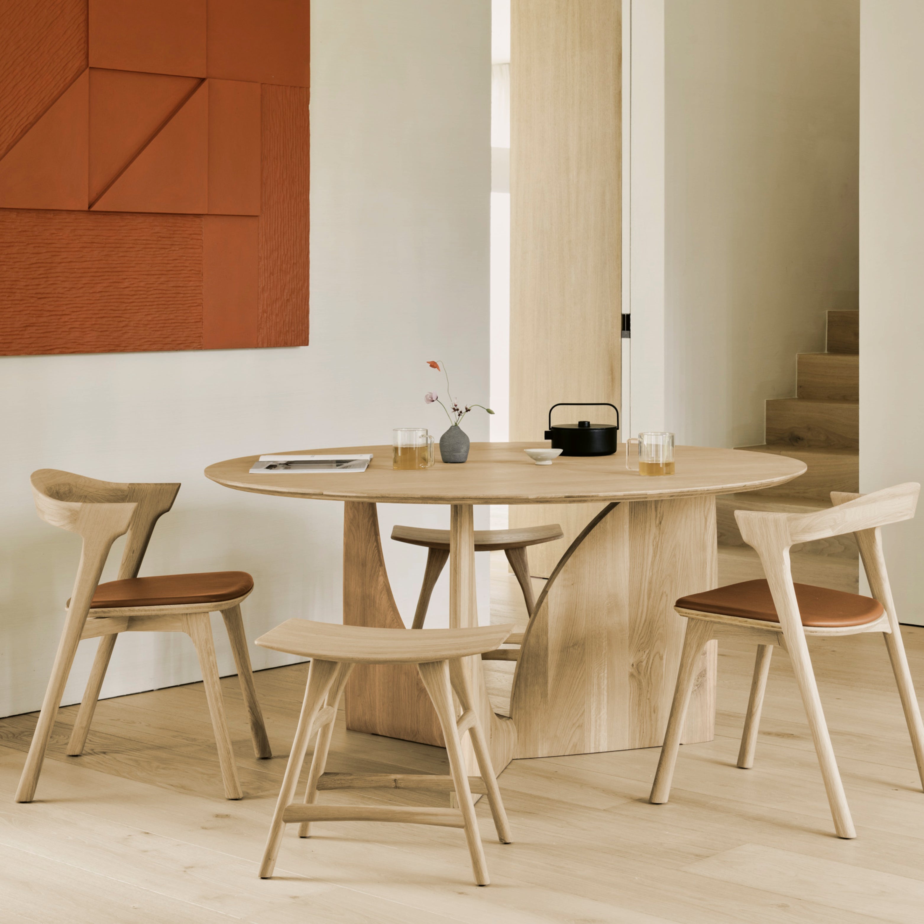 Torso Esstisch aus massiver Eiche mit passenden BOK Stühlen – harmonisch arrangiert.