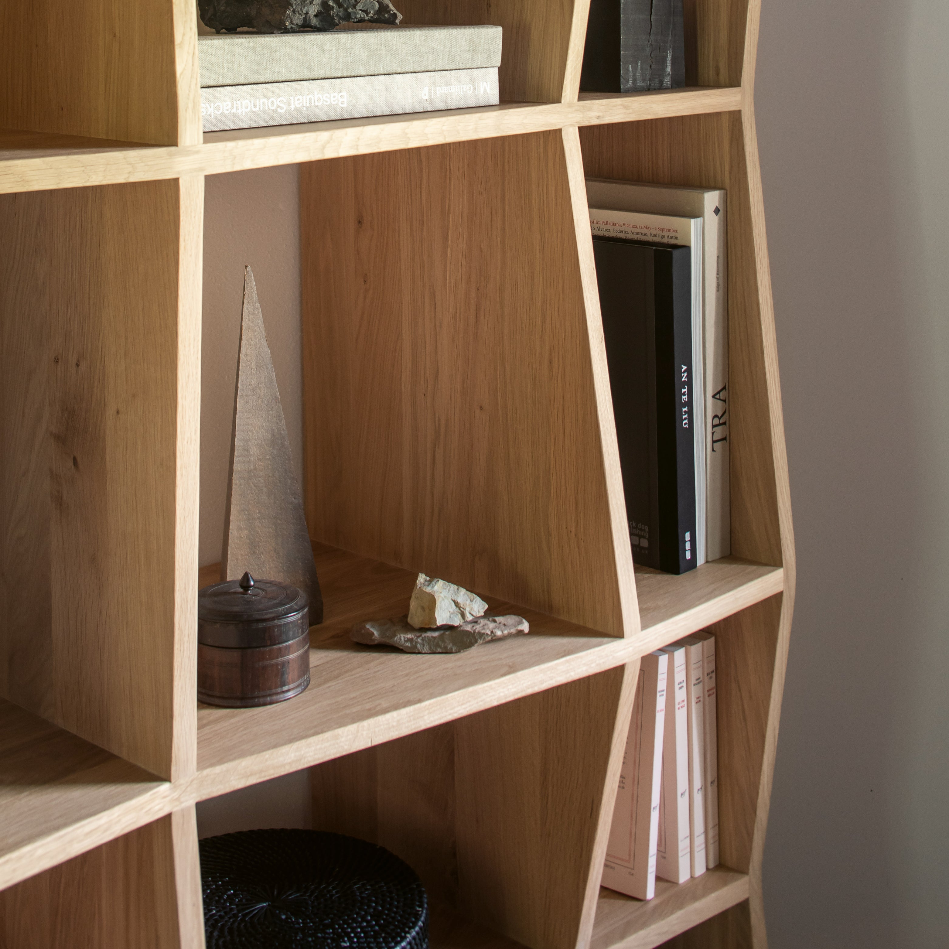 Ethnicraft Regal aus Holz  – modernes Regal für Dekoration und Bücher.