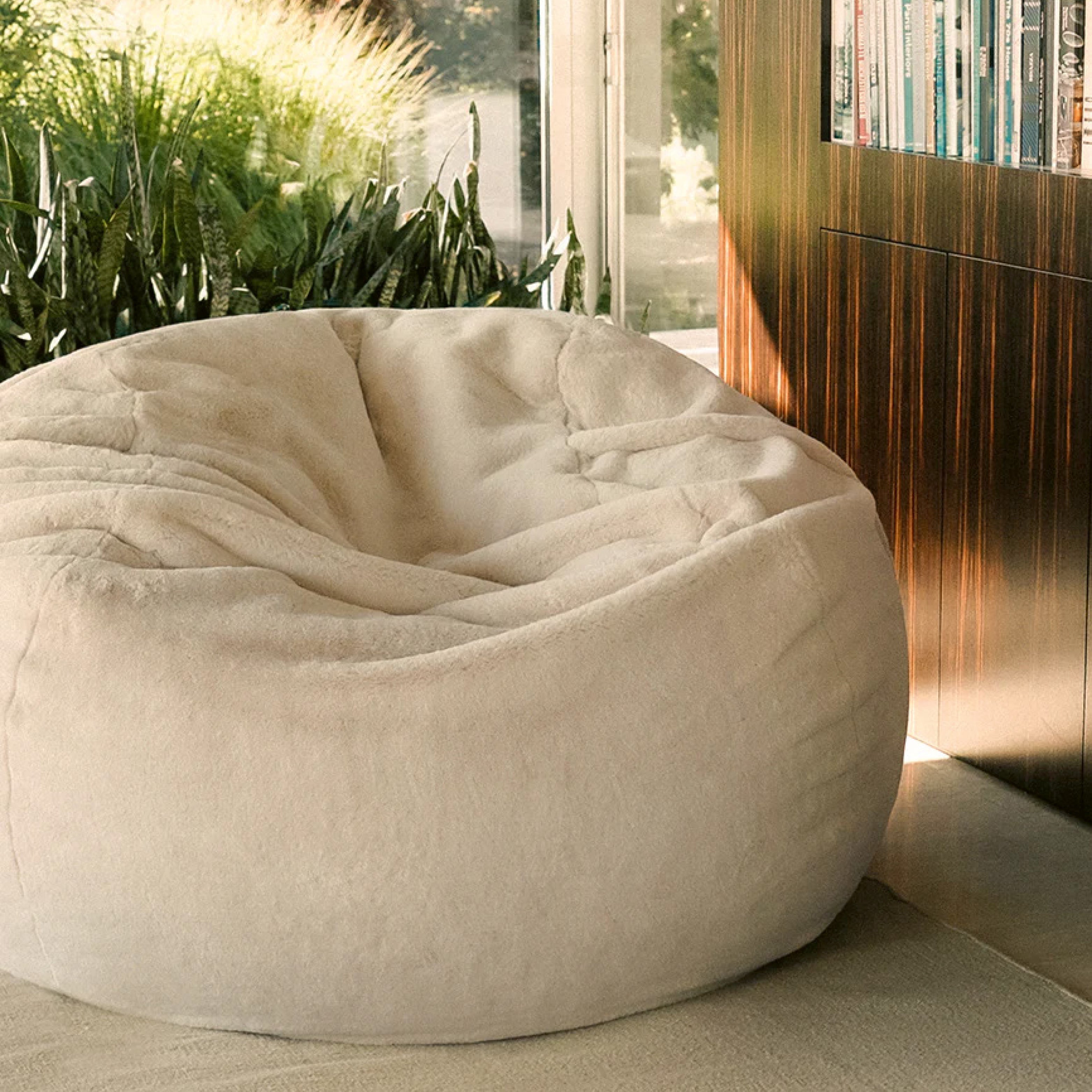 Beiger Vetsak Sitzsack aus Soft-Stoff vor Bücherregal und großen Zimmerpflanzen