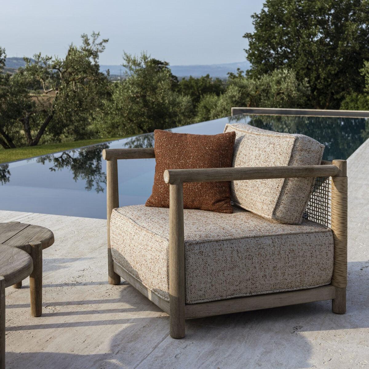 Gommaire 1-Sitzer MIEKE auf grüner Terrasse – kombiniert mit Topfpflanzen und Beistelltisch im natürlichen Organic Living Look