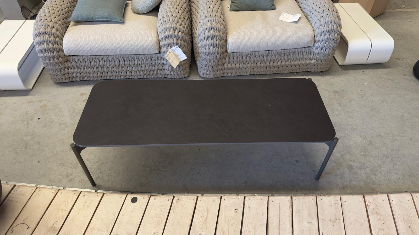 DEDON IZON Couchtisch in Lave und Black Pepper als Ausstellungsstück