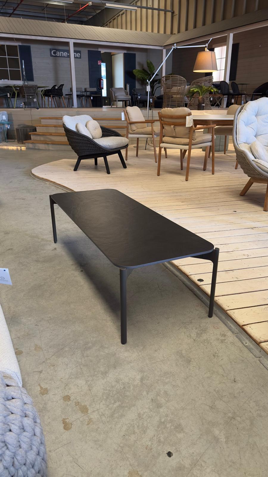 DEDON IZON Couchtisch in Lave und Black Pepper als Ausstellungsstück