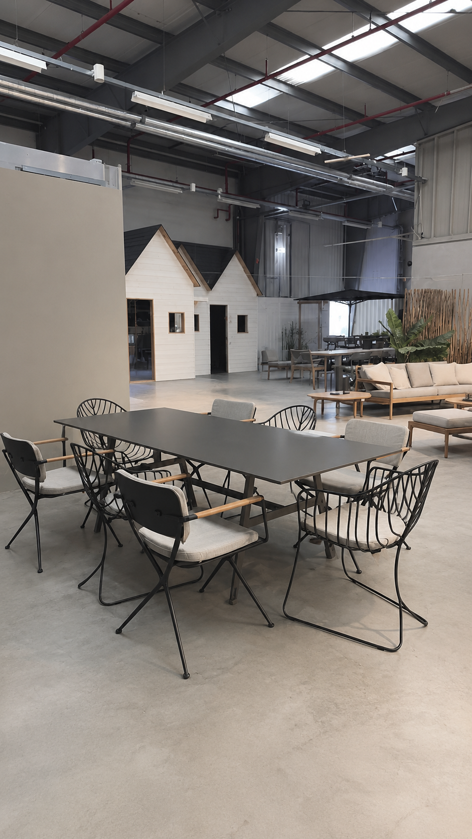 DEDON SEAX Gartentisch in Black Pepper und Ebony als Ausstellungsstück im Gartenbereich