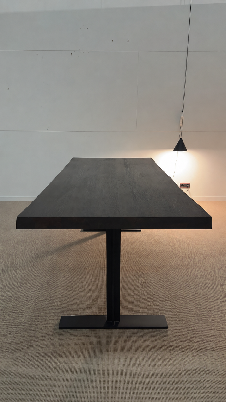Michel Denolf LARRY Esstisch aus verbranntem Kastanienholz als Ausstellungsstück