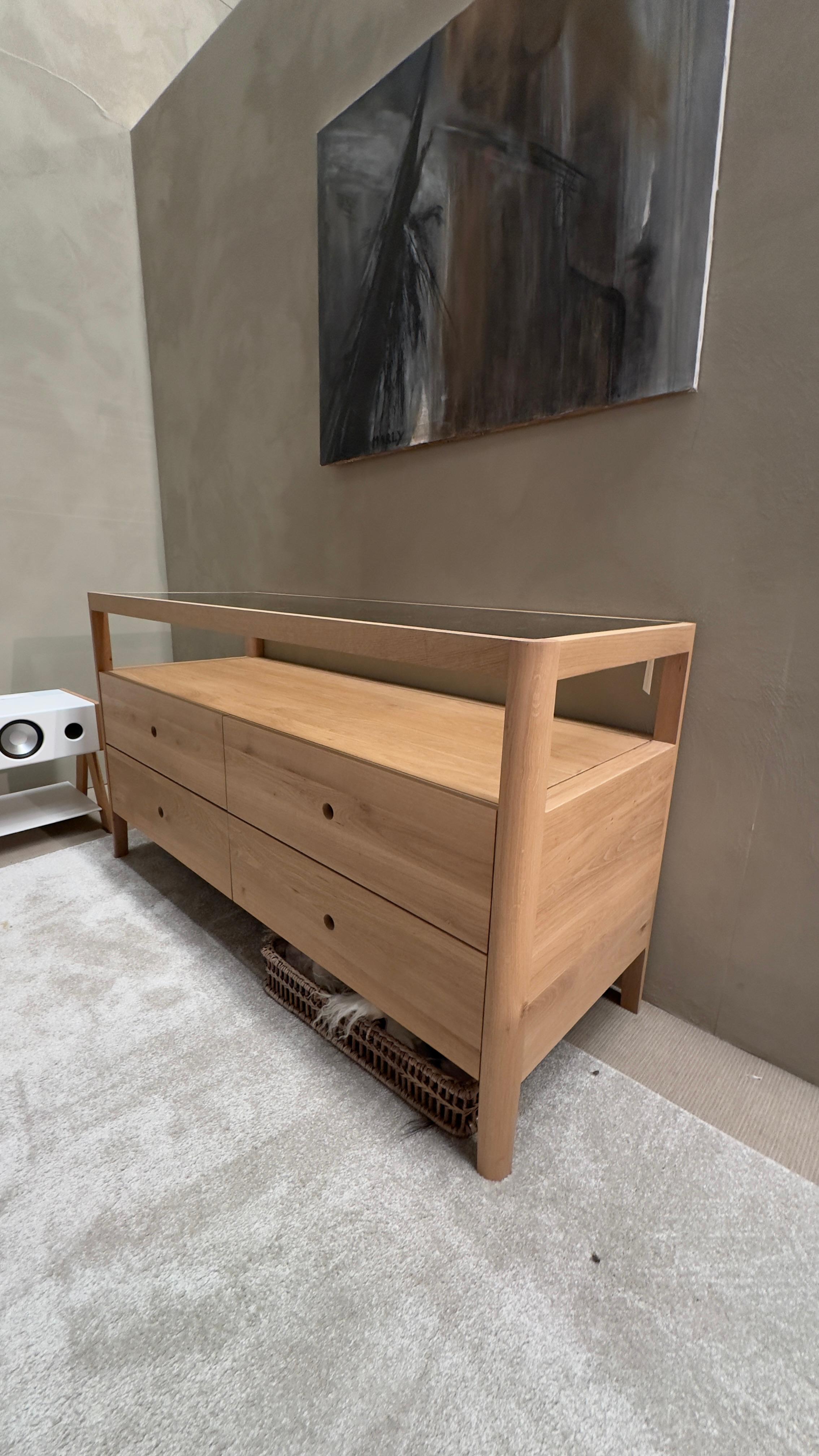 Ethnicraft SPINDLE Kommode aus Eichenholz mit abgerundeten Kanten