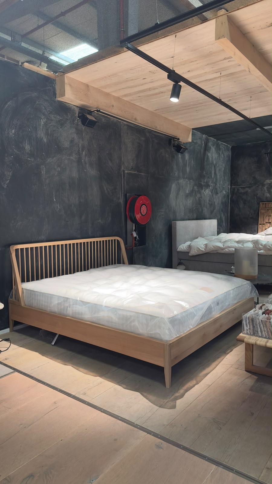 Ethnicraft SPINDLE Bett 180x200 aus geöltem Eichenholz mit Speichen-Kopfteil